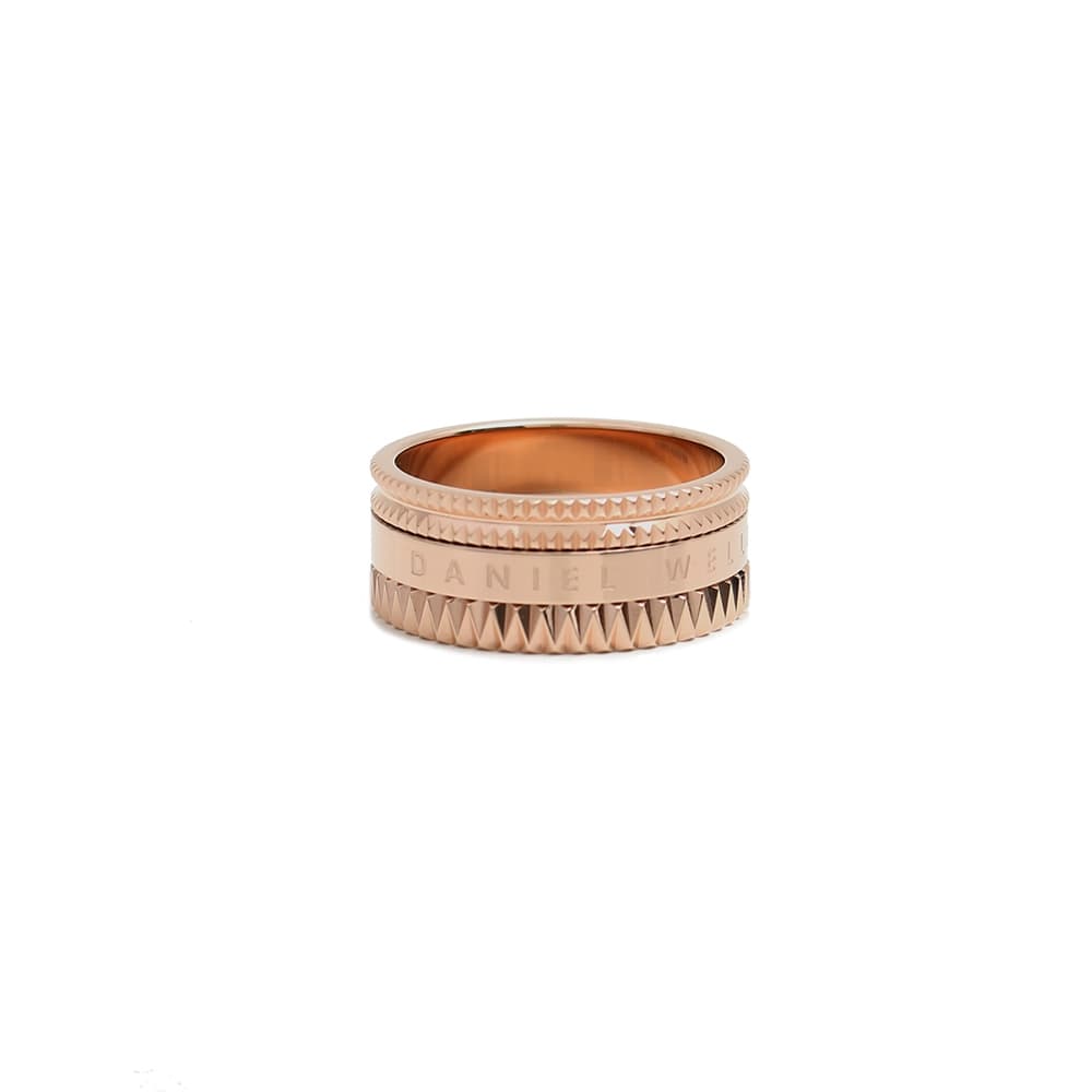 ダニエルウェリントン(Daniel Wellington)のフラットリングです。幾何学模様をモチーフにしたデザインを組み合わせた、まったく新しいスタイル。毎日の装いを一段とグレードアップするジュエリー