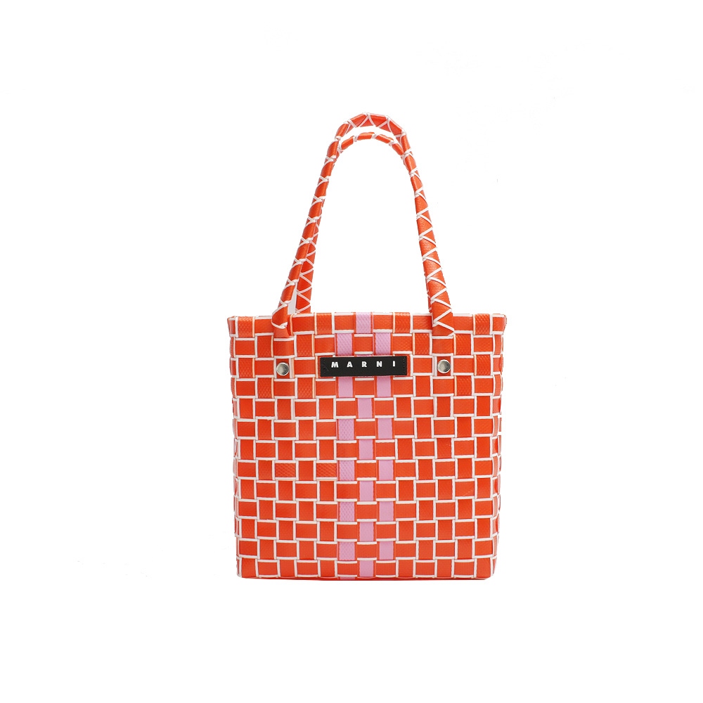 マルニ(MARNI)のレディースハンドバッグです。マルニ(MARNI)は、1994年に創立したイタリアのファッションブランドです。どこか温かみがあるデザインが特徴です。2000年代に入るころには世界的