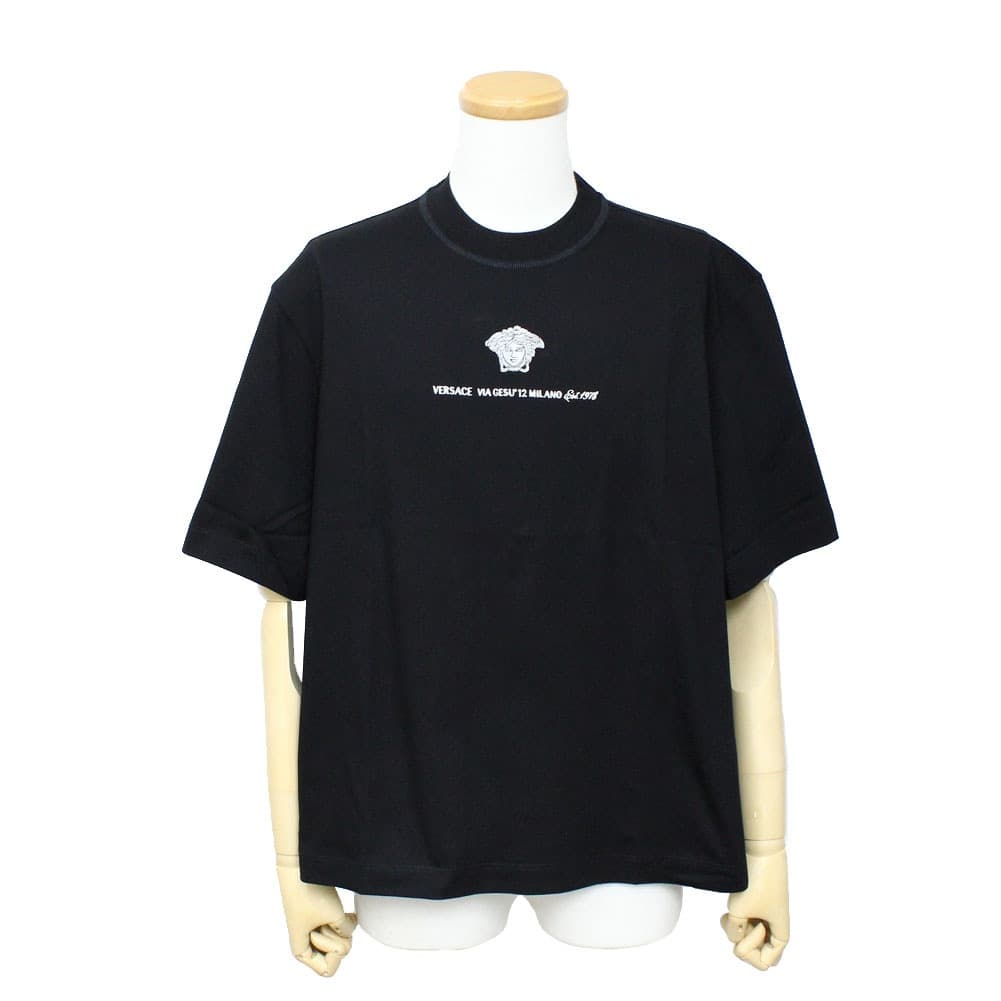ヴェルサーチェ(VERSACE)のメンズTシャツです。ヴェルサーチェ(VERSACE)は、1978年に創立したイタリアのファッションブランドです。創立者のジャンニ・ヴェルサーチはジャンフランコ・フェレ