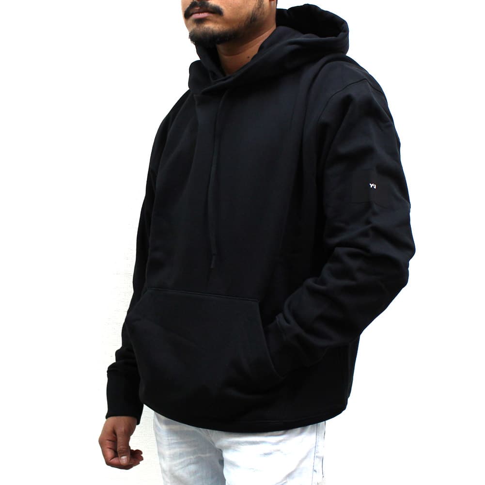 ワイスリー(Y-3)のパーカーです。Y-3の定番アイテムをフレッシュにアップデートした「FT HOODIE」。ソフトなフレンチテリーコットンを使用したカジュアルでオーバーサイズシェイプに仕上げた一着。
